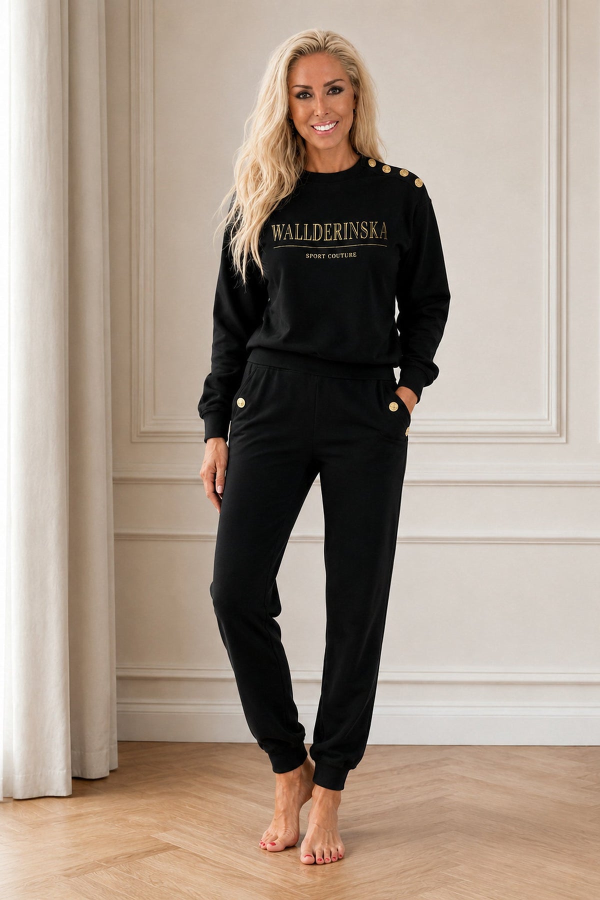 Edge Gold Button sett i svart, sweater og bukse med gullknapper