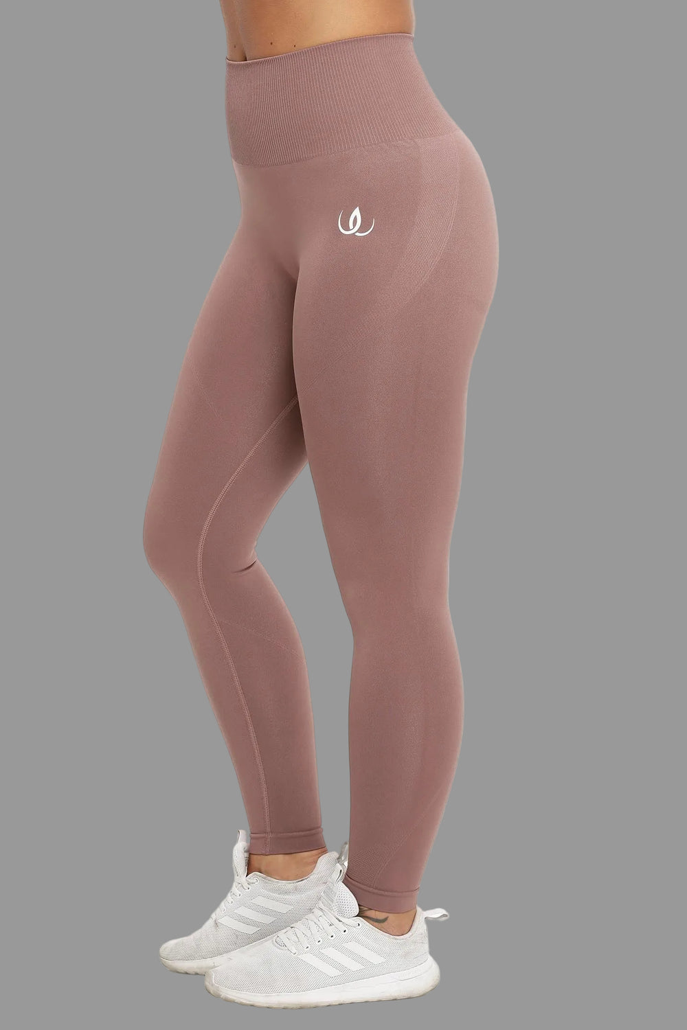 Dempet rosabrune tights med bred ribbet linning og hvit logo på låret.