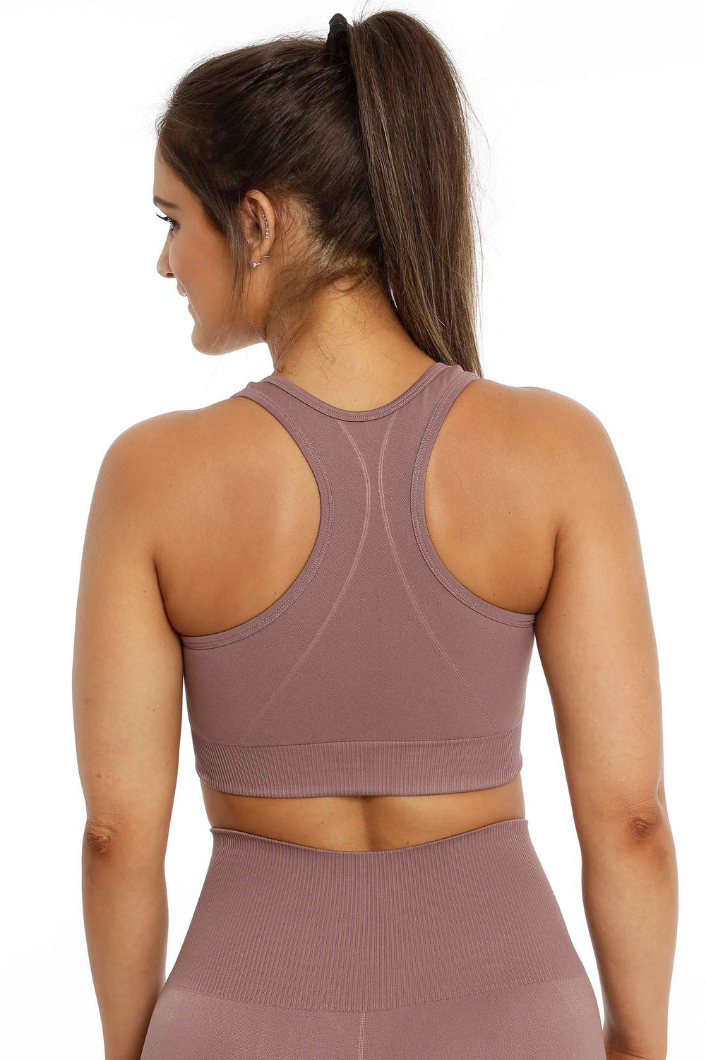 Racerbackrygg og ribbet kant nederst på den rosabrune toppen, med matchende tights nedenfor.