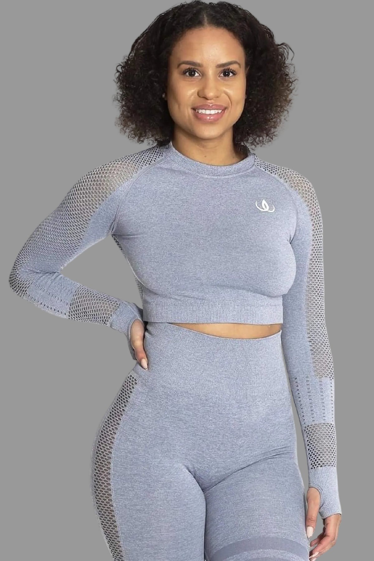 Grå kort genser med lang erm og meshpaneler langs ermene, båret til Seamless Sporty Chic Tights.