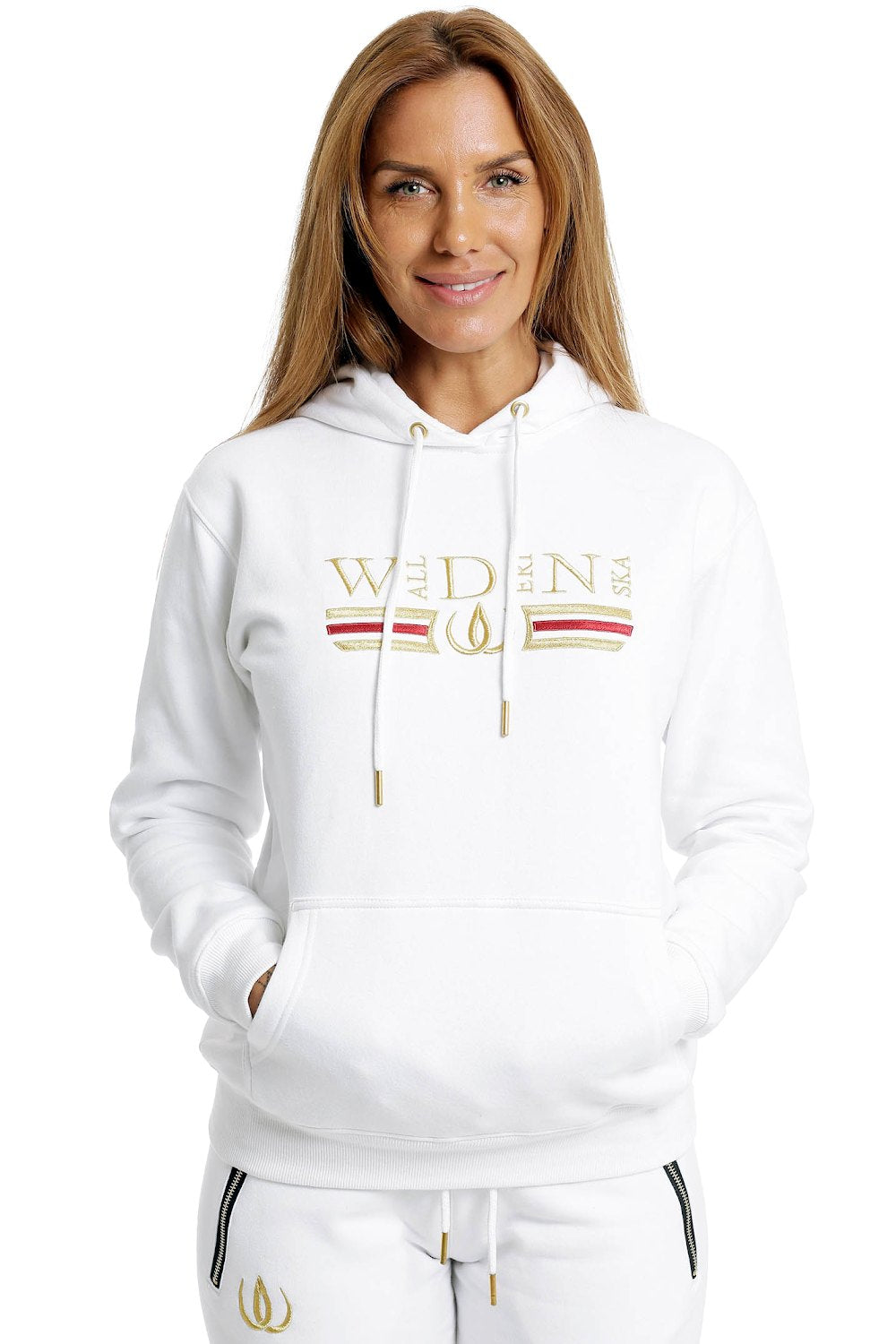 Deluxe Hoodie Hvit med gullbroderi og rød strek over brystet, båret til hvite joggers.