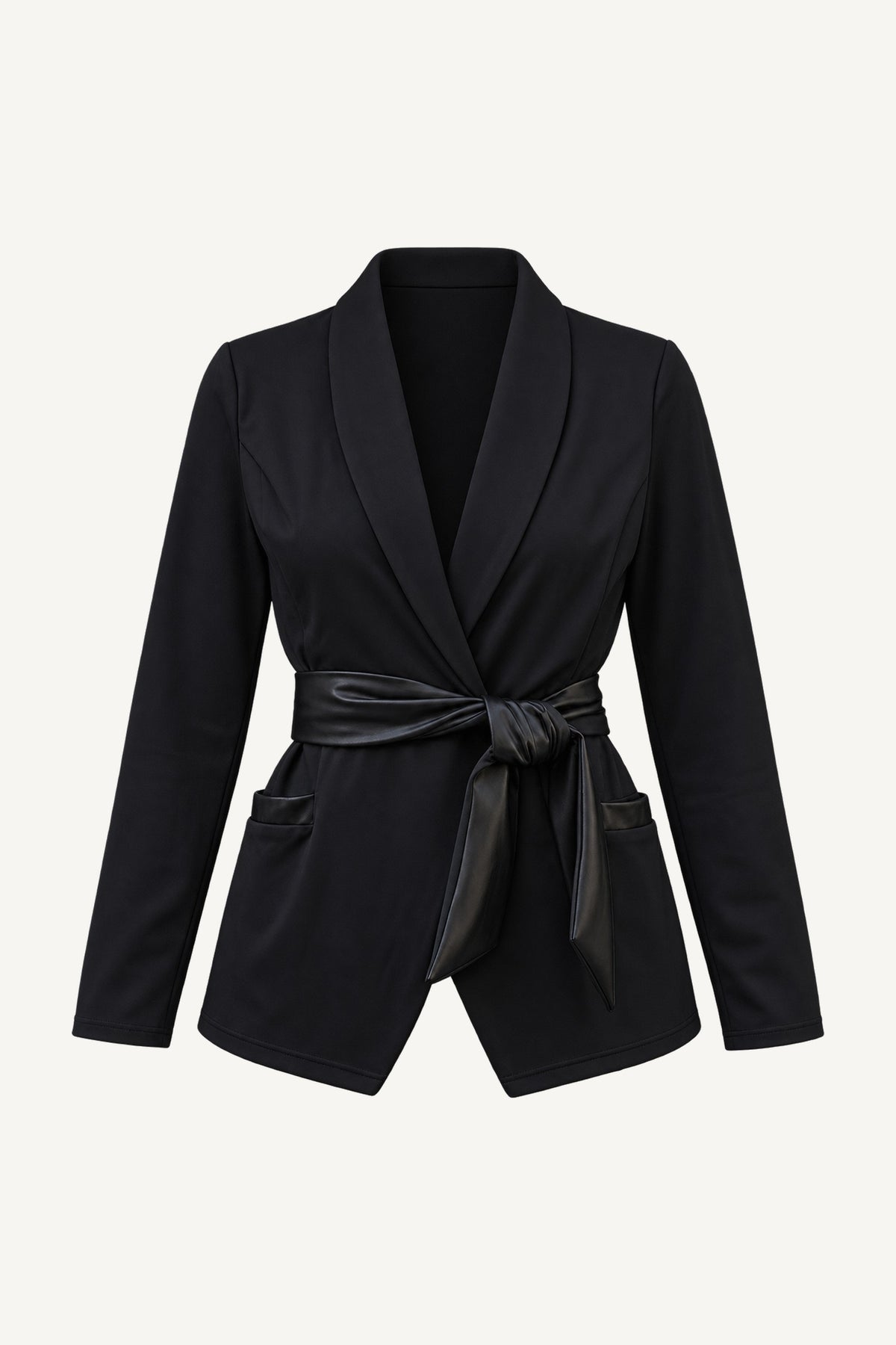 Edge Blazer frilagt. Svart blazer med sjalkrage, knyttet belte i midjen og lommer foran.