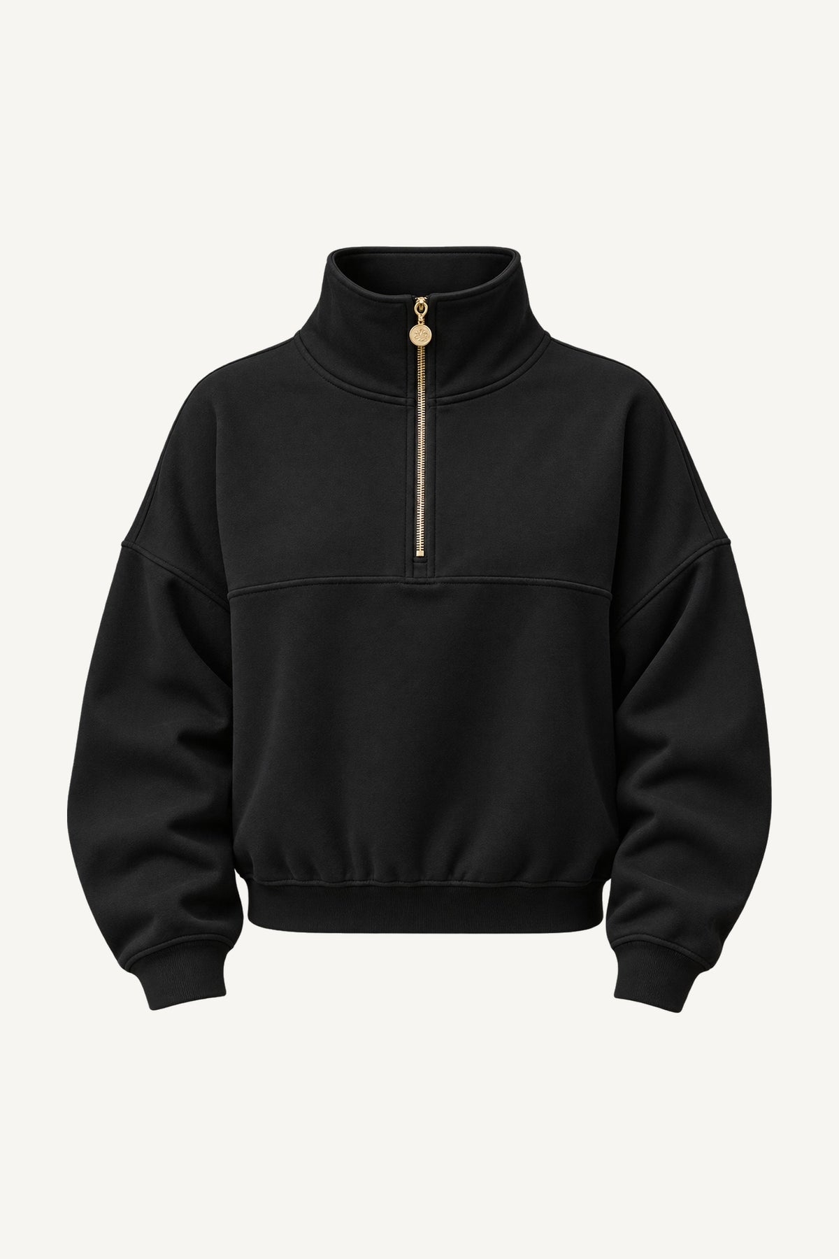 Edge Cozy Half Zip Sweater frilagt. Svart genser med høy krage, gullfarget glidelås ned til brystet og bred strikk nederst.